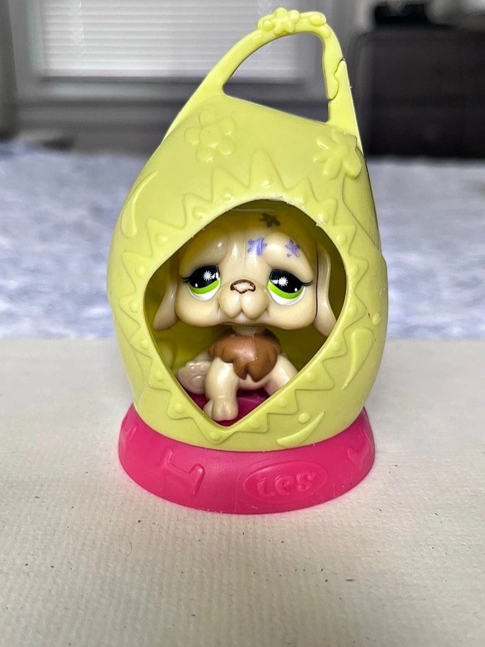 Hasbro Littlest Pet Shop Pet Figure with Carrier